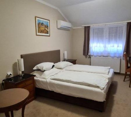Bed and Breakfast Korona Panzio Готвон Екстер'єр фото